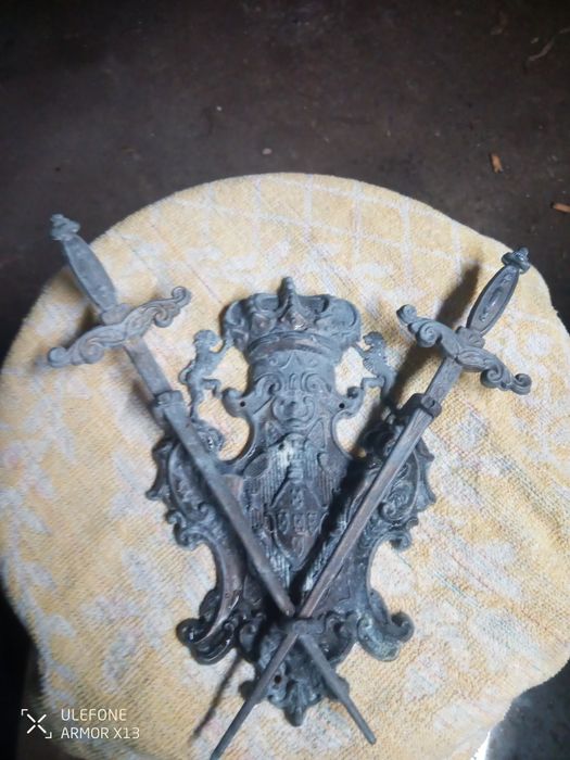 Antigo brasão em metal