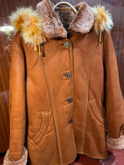 Жіноча дублянка з натуральним хутром тепла з капюшоном кишенями