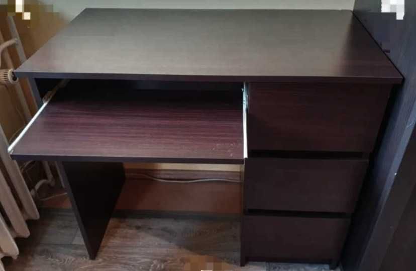 Biurko z trzema szufladami