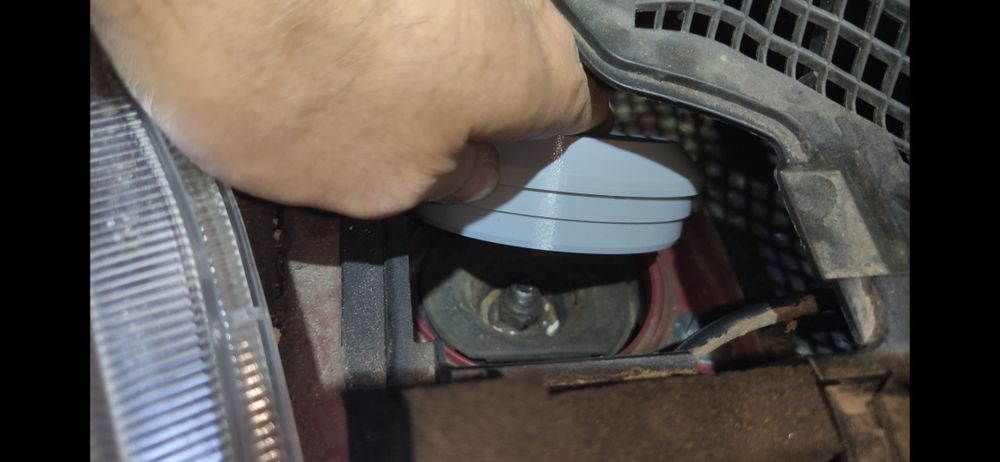 Кришки опор стійок на Nissan Leaf 1 Note 1