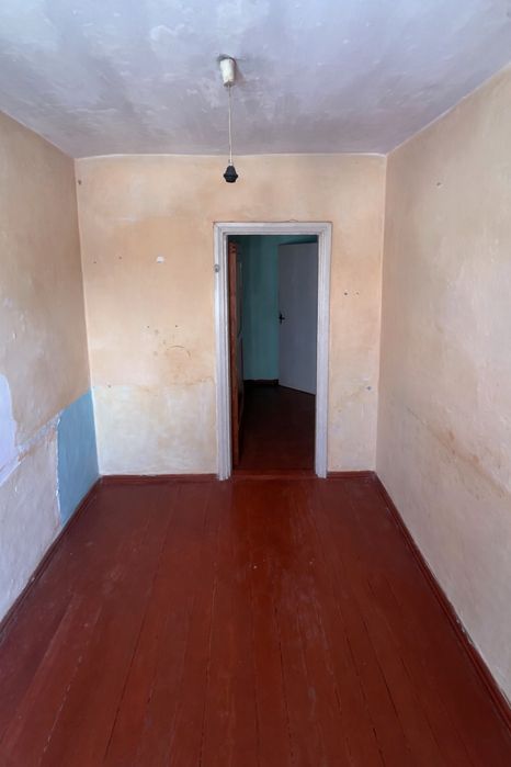 Продаж двокімнатної квартири без зручностей.