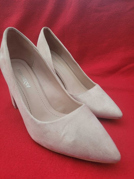 Buty na slupku beżowe damskie szpic r. 38