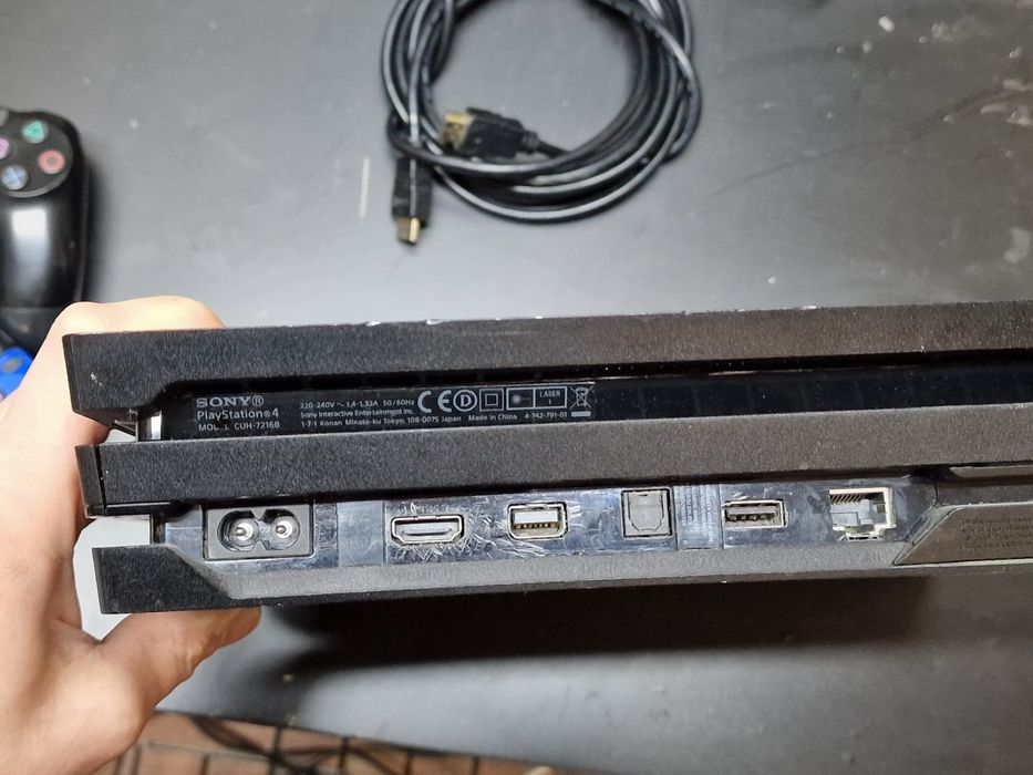 PlayStation 4Pro 1TB + 2 pady + Fifa24