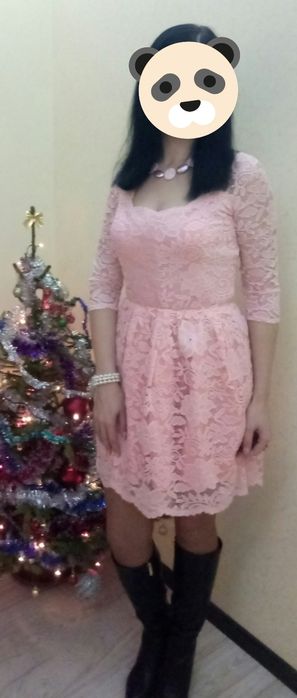 Женское нарядное кружевное платье нежно розового цвета