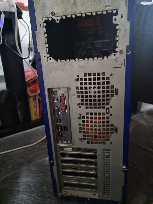 Caixa Thermaltake Xaser III com alguns componentes