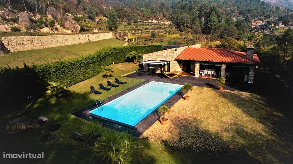 Propriedade em Pedra Térrea com Piscina, sala Jogos, campo futebol