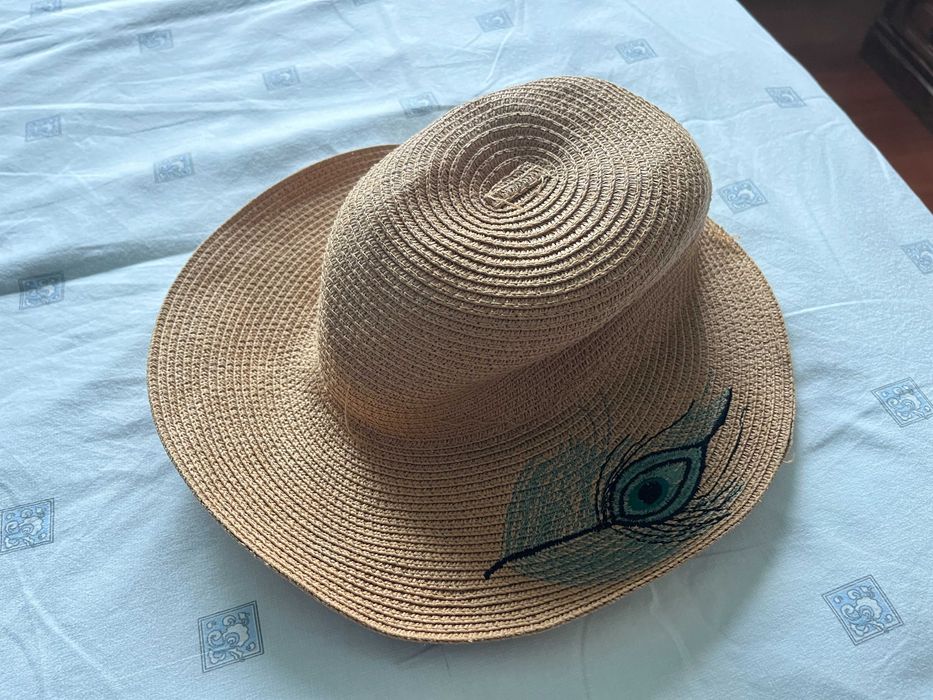 Chapéu de verão com design de olho verde na aba