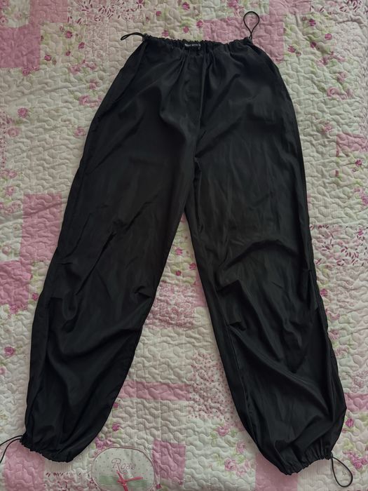 Чорні штани карго на затяжках