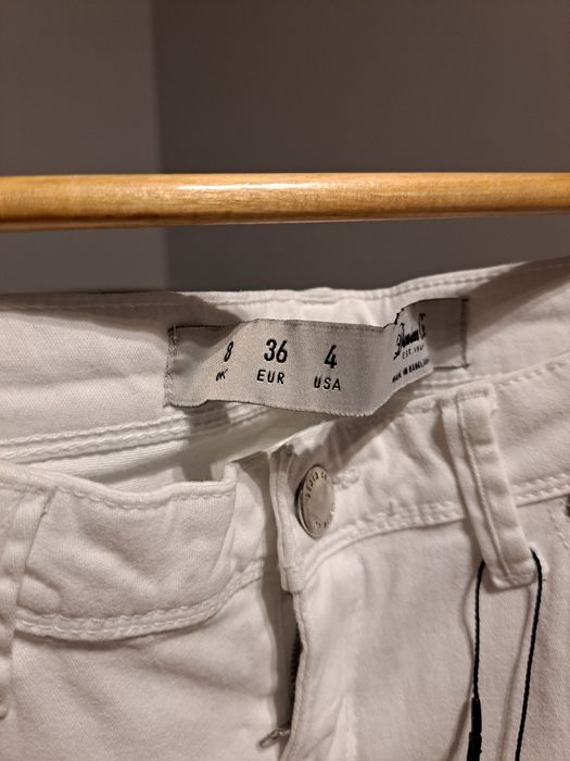 Białe spodnie skinny