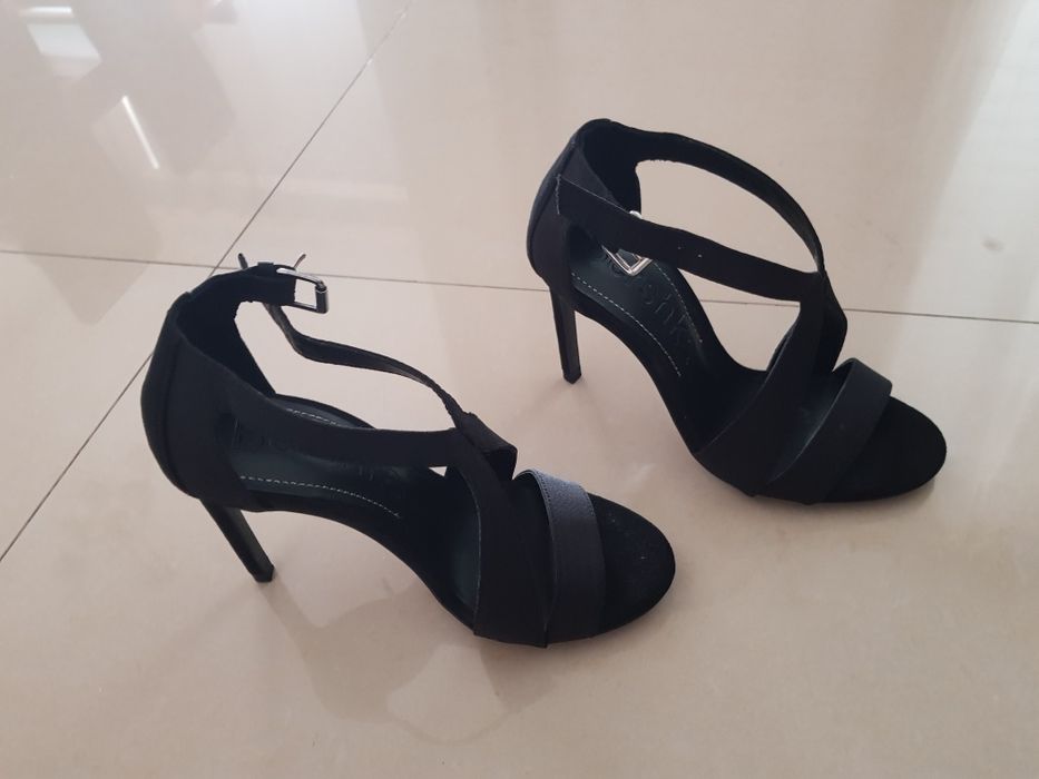 Sandálias novas bershka