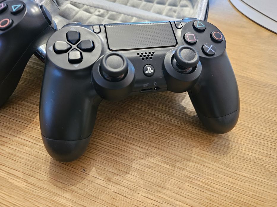 Два геймпади Sony DualShock 4 (PS4) в ідеальному стані + захисний кейс