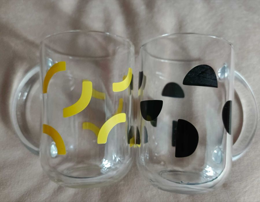 Kubek z hartowanego szkła z uchem.