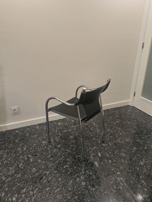 Cadeira de Desing Modera - Estrutura Cromada e Preto (com braços)