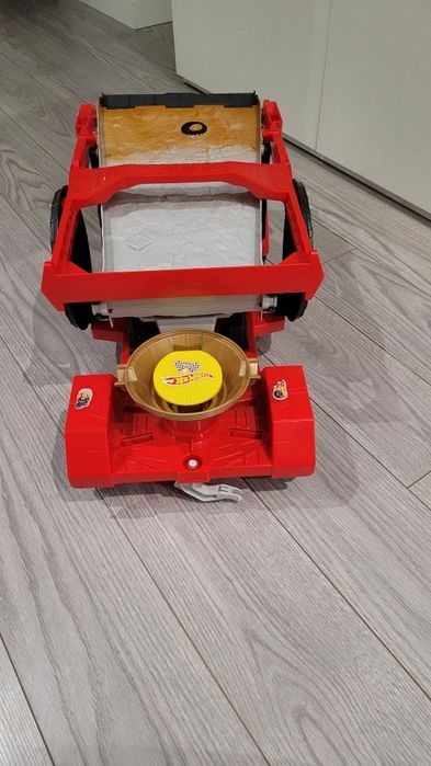 Camião de transporte e pista monster truck da Hotwheels