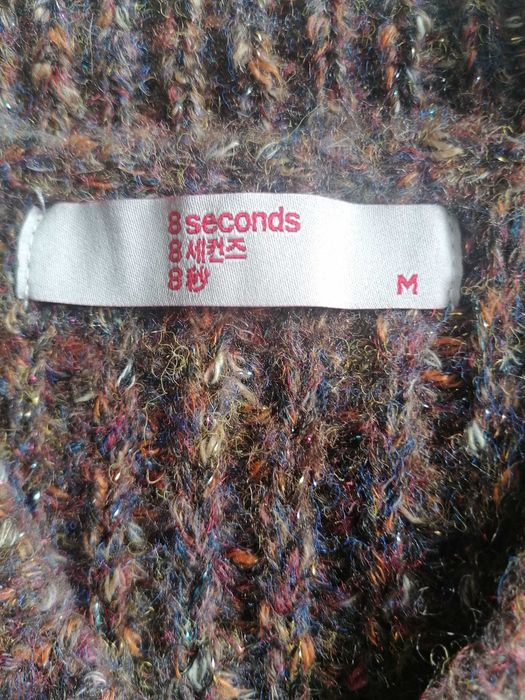 sweter w kolorze czekolady z błyszcząca nitką
