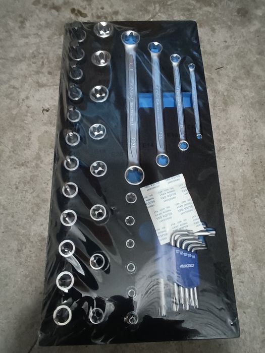 Zestaw kluczy nasadowych i oczkowych  1/2" i 1/4" TX-E, 39 szt