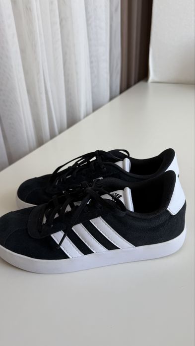 Продам Кросівки Adidas