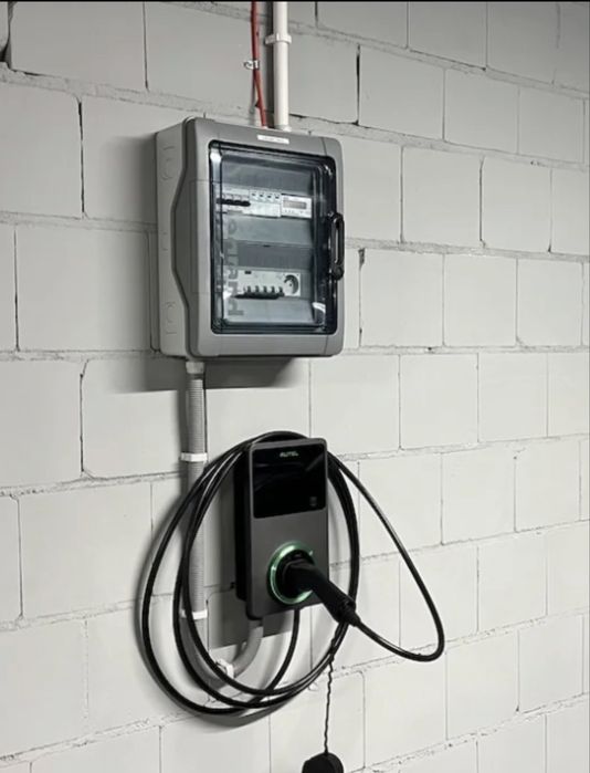 Instalacja stacji ładowania samochodów elektrycznych EV, Wallbox, ABB, Schneider, Tesla.