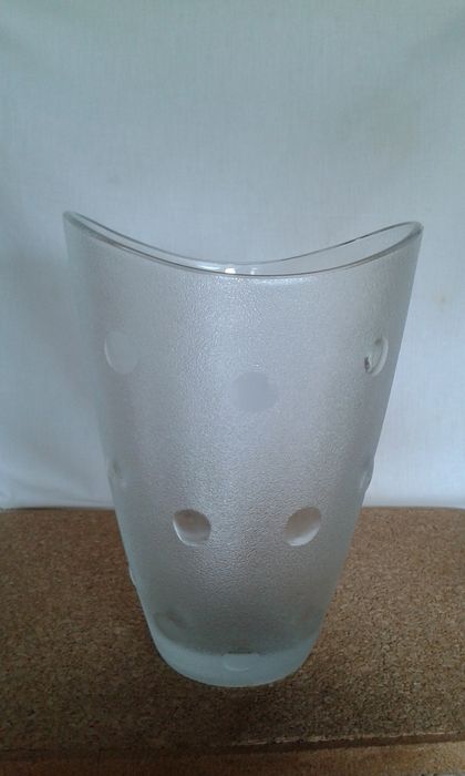 Jarra de vidro e design Italiano. Jarra com motivos de folhas gravadas