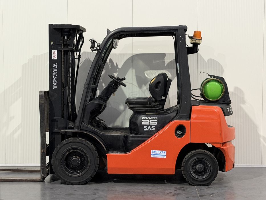 Empilhador Toyota 2500Kg - Gás/Gasolina