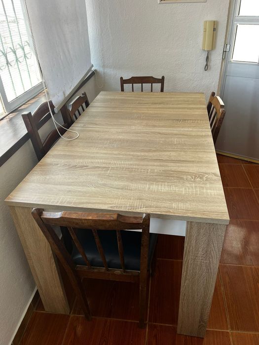 Mesa de jantar - em bom estado, sem cadeiras