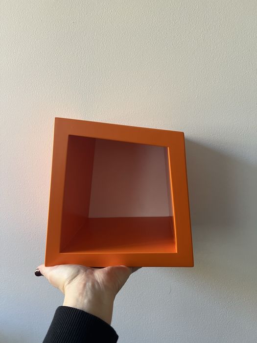 Prateleira/cubo  lacado em laranja e em madeira maciça
