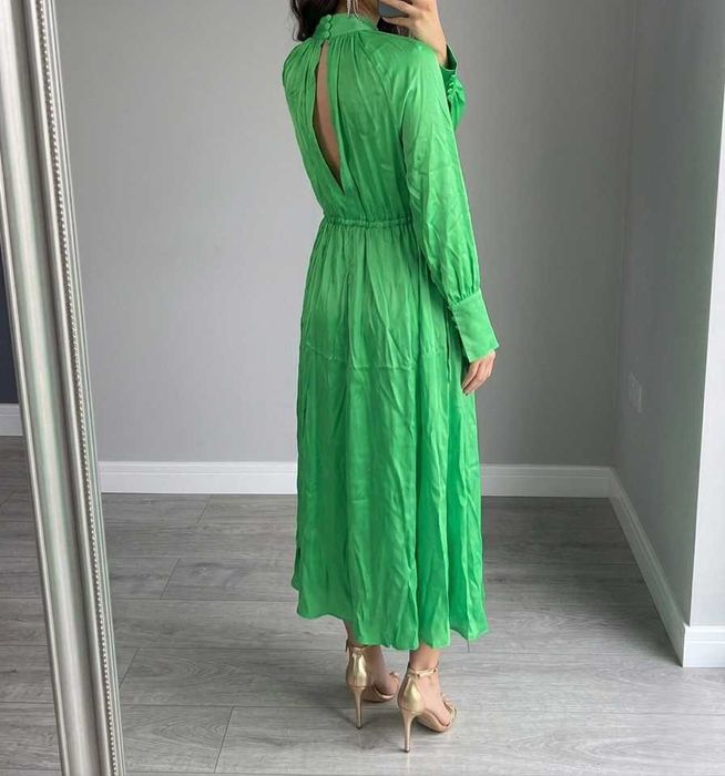 Zielona satynowa sukienka midi z wwiskozy elegancka 34