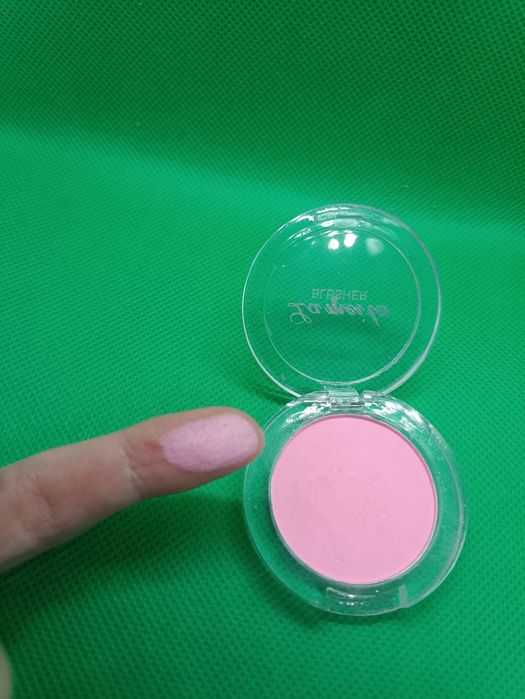 Przepiękny jasny cukierkowy róż w opakowaniu z małym lusterkiem