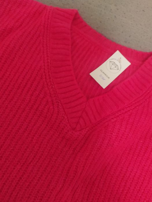 Różowy neonowy sweterek