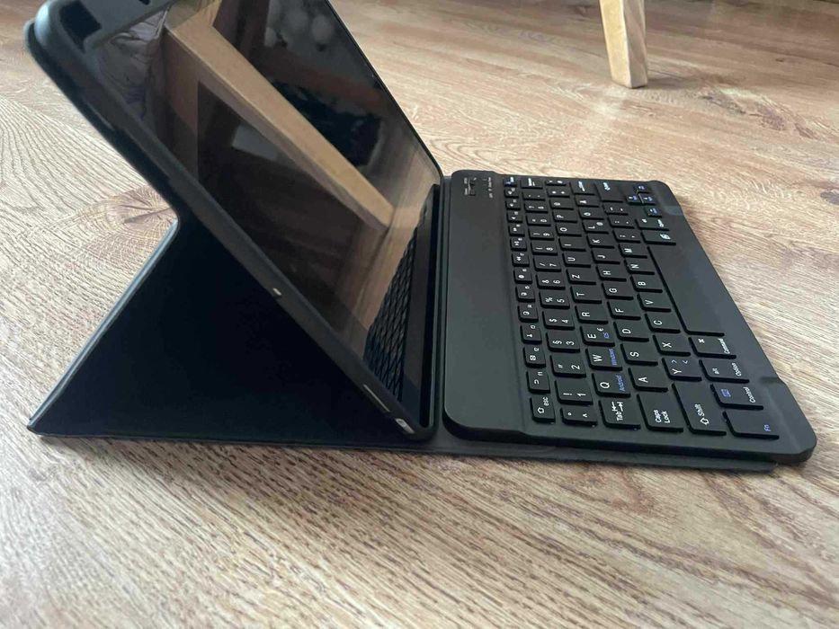 iPAD 9 generacja 10,2 srebny 256GB + etui i klawiatura