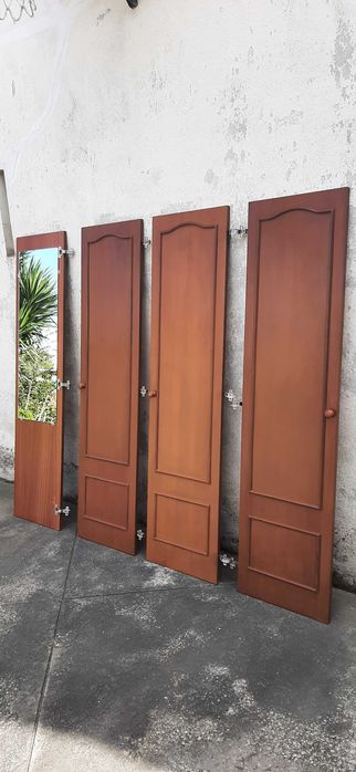 Portas para armário em madeira de cor escura, c/ puxadores e ferragens