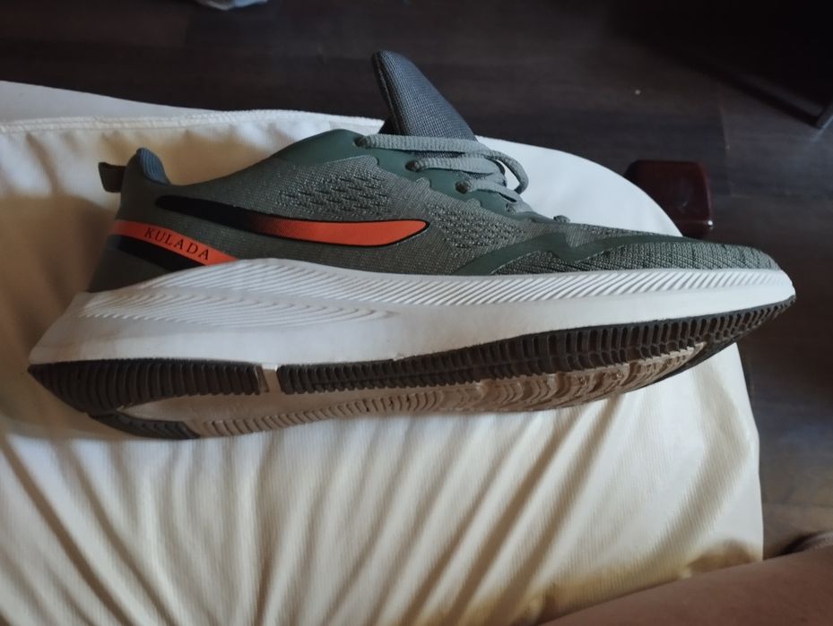 Продаю ботинки прикольные и кросовки  43  размер