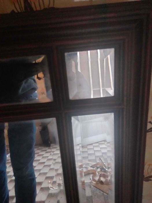 Espelho com moldura em madeira