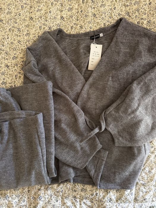 Костюм сірого кольору новий