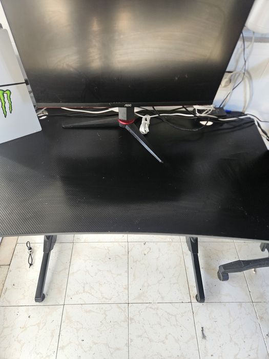 Mesa gaming em bom estado