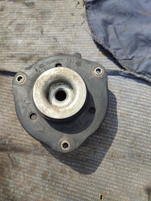 Опора переднього амортизатора VW