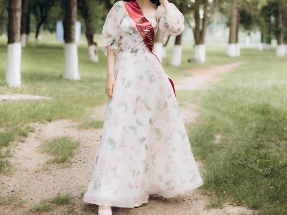 Випускна сукня з ніжним принтом