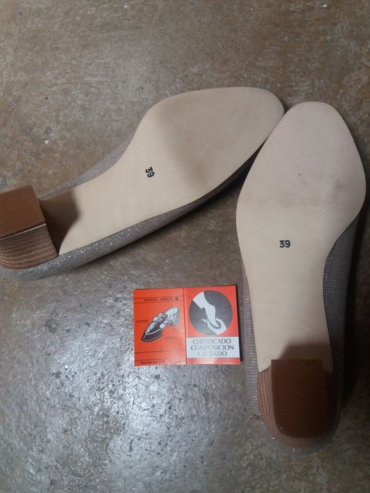 Sapatos de senhora e sapatos cerimônia novos