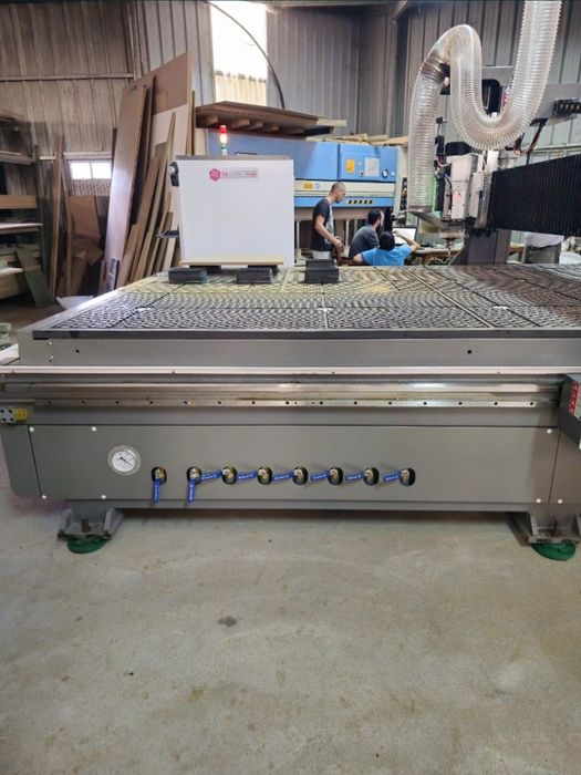 Fresadora CNC Router 2x3m c/ troca automática e
spindle horizontal