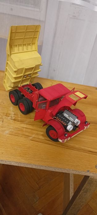 Масштабна модель самоскида.