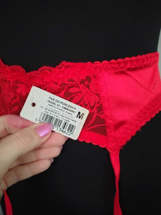 Nowy czerwony pas do pończoch M