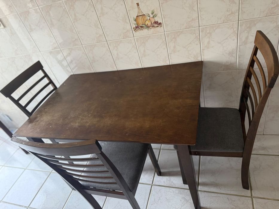 Mesa e 3 cadeiras em bom estado