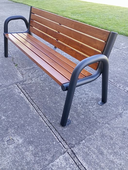 Ławka ogrodowa na metalowych nogach