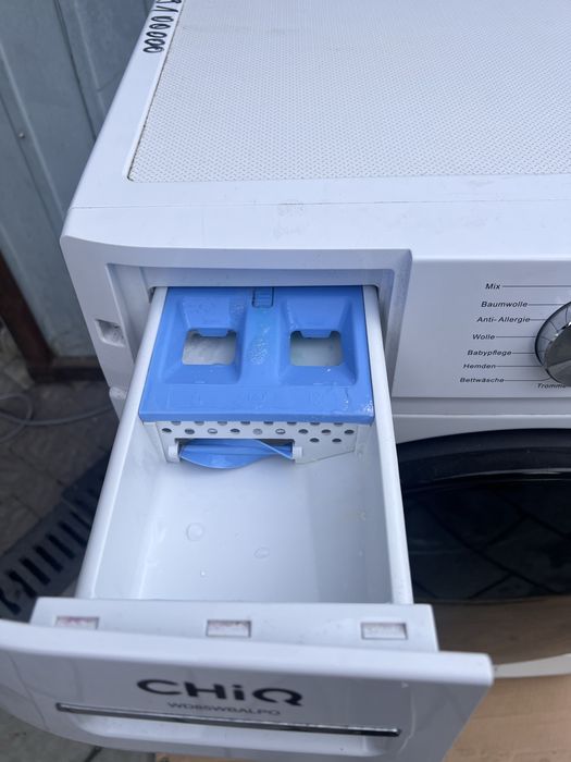 Пральна машина з сушкою. Вузька в глибину