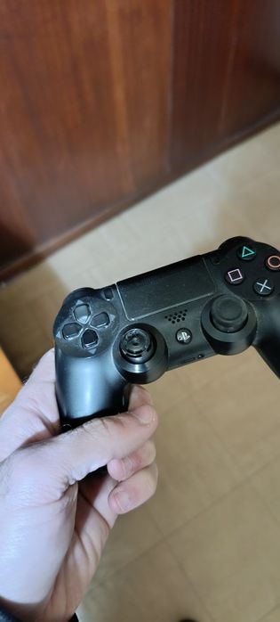 Consola PS4 com 2 comandos