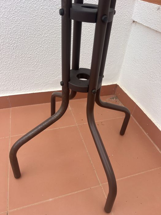 Mesa exterior redonda em ferro e vidro