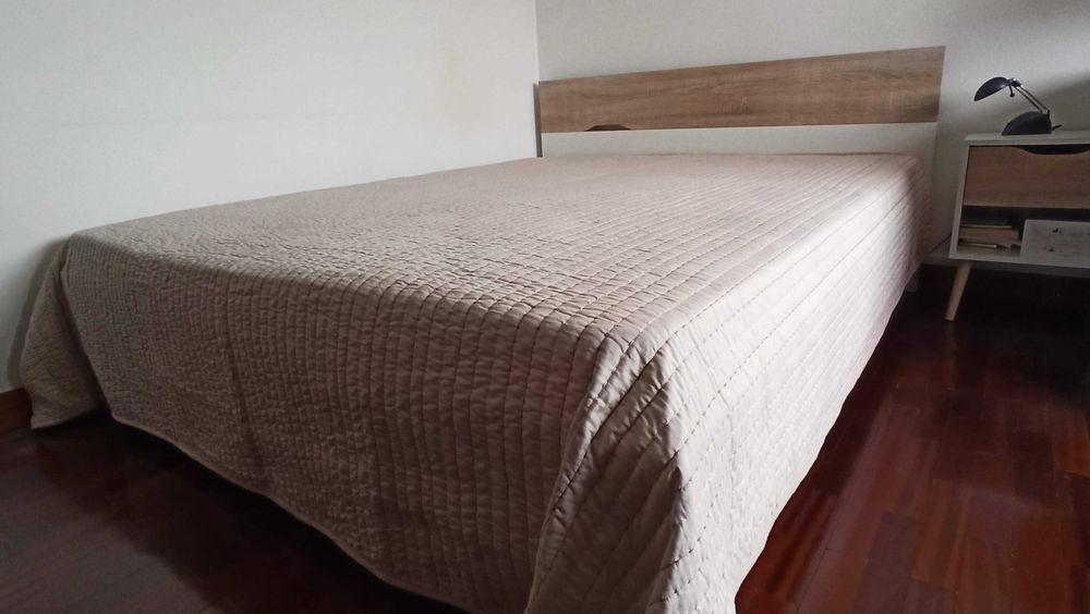 Cama de casal, com estrado e colchão + mesa de cabeceira