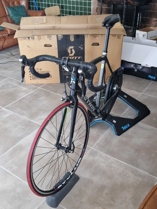 Rolo Tacx NEO 2T com bicicleta tamanho M