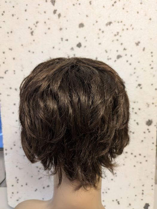 Peruka Krótkie włosy – fryzura bob/pixie, elegancka, ładnie ułożona.