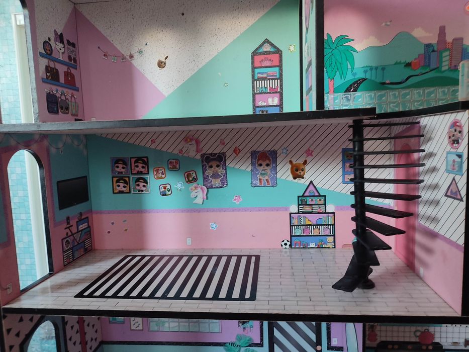 Domek drewniany dla lalek lol